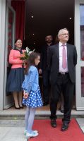 Sponsor und Kunstliebhaber auf dem roten Teppich